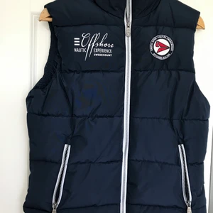 Väst - Marinblå dunväst i nyskick då den endast är använd en gång. Storlek 38. Pris kan diskuteras