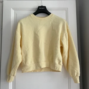 Gul sweatshirt  - Jättefint och bra skick. Aldrig använd💛