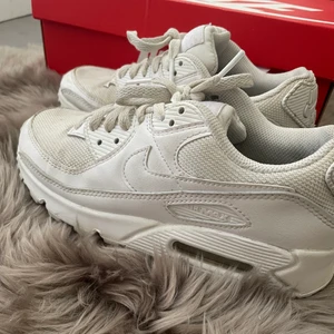 Nike air max  - Ett par Vita Nike air Max I storlek 37,5, men passar storlek 37. Något använda, men fortfarande ganska vita samt att dom postas i originalbox. Pris går att diskuteras