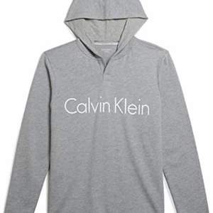 Calvin Klein tröja med luva i storlek 152/164 men passar som Xs 