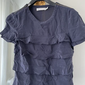 Blus från see by chloé - Supersöt blus  med coola detaljer från see by Chloé  