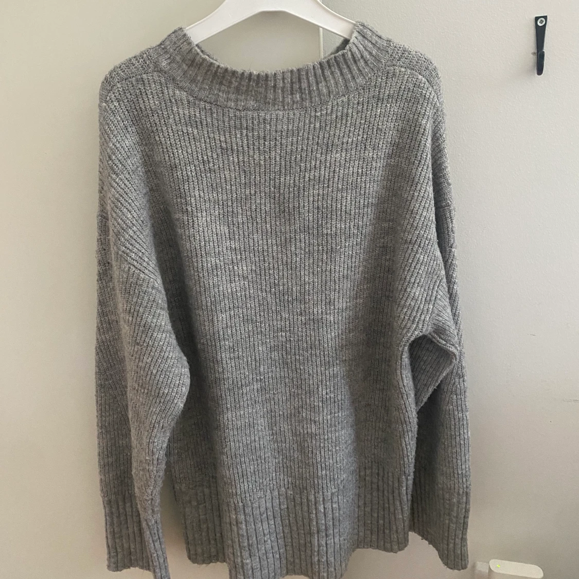 Grå stickad tröja - 90