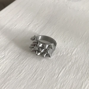 Peak ring Steel, bra skick. Storlek XL (19,5mm) - Peak ring Steel från Edblad. Ny pris: 349kr. Storlek XL 19,5mm. Ganska lite i storleken. Bra skick. Silver. 