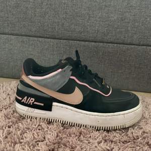 Snygga Nike air force 1 shadow skor i väldigt bra skick och ganska rena! ✨ vet ej orginalpris för fick i present men bud för minst 600 och köp direkt för 750 kr! Kan mötas upp endast! Säljer för är för små för mig! ✨