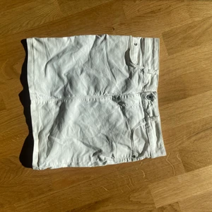 Jeanskjol  - Säljer en vit jeanskjol storlek XS men passar även S. Den är ”töjbar” och ganska mjukt tyg eller vad man ska säga trotts jeanskjol. 😍 ifrån veromoda samt fint skick