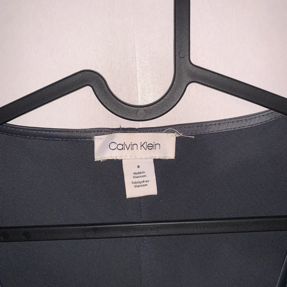 Sleek and shiny dark blue-grey Calvin Klein dress, in between a midi and a maxi this dress is super flattering and comfortable. Superficial damage on the right bum area, (photo 3) hardly noticeable in normal light , fits as a size small. Klänningar.