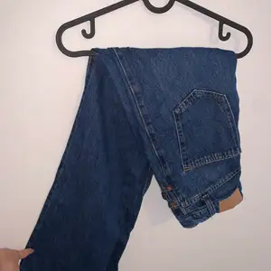 High waisted flair jeans with slits in excellent condition (worn twice), tight in the waist and bum area, very comfortable.  