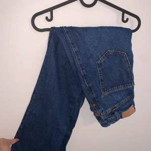 Stradivarius long straight slit jeans - High waisted flair jeans with slits in excellent condition (worn twice), tight in the waist and bum area, very comfortable.  