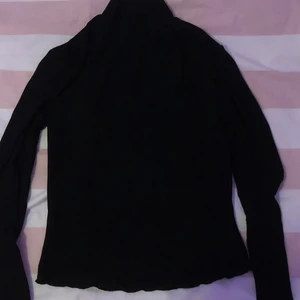 Polotröja 20kr - Säljer min topp pga att jag har bytt stil, är i bra skick (:  Kan mötas upp runt Jönköping annars står köparen för frakten  Köp fler saker från min profil för ett billigare pris!!