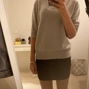 Stickad kortärmad  - Sötaste stickade tröjan från Lindex med turtleneck i storlek S💓 färgen är beige