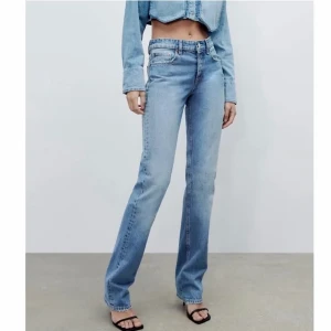 Zara Mid rise - Super snygga Mid Rise jeans, jag har klippt hål i högra knät vilket jag tyckte blev snygg💕