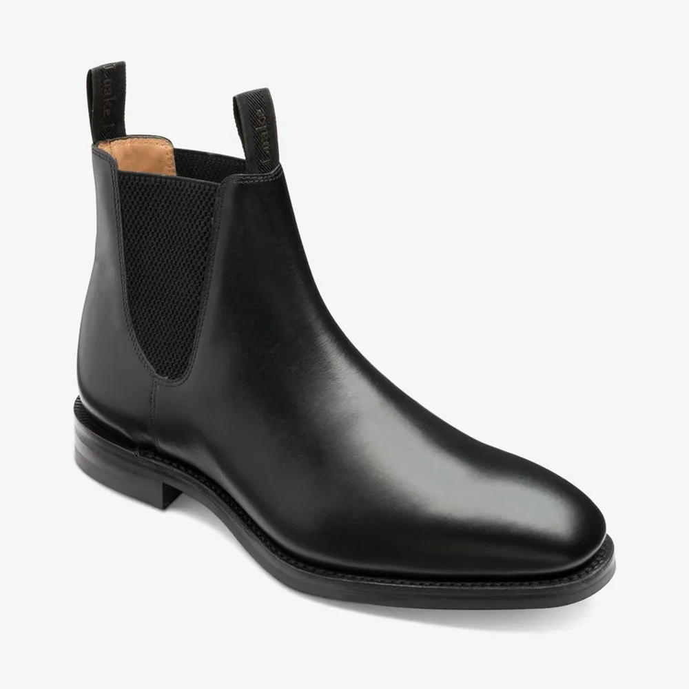 Fina högkvalitativa Chelsea boots från märket Loake. Modellen heter 1880 Classic Chatsworth Chelsea Boot och är helt kalvskinnsfodrad. Randsydd konstruktion. Tillverkad i England. Innersula i läder. Yttersula är Goodyear Welted.. Skor.