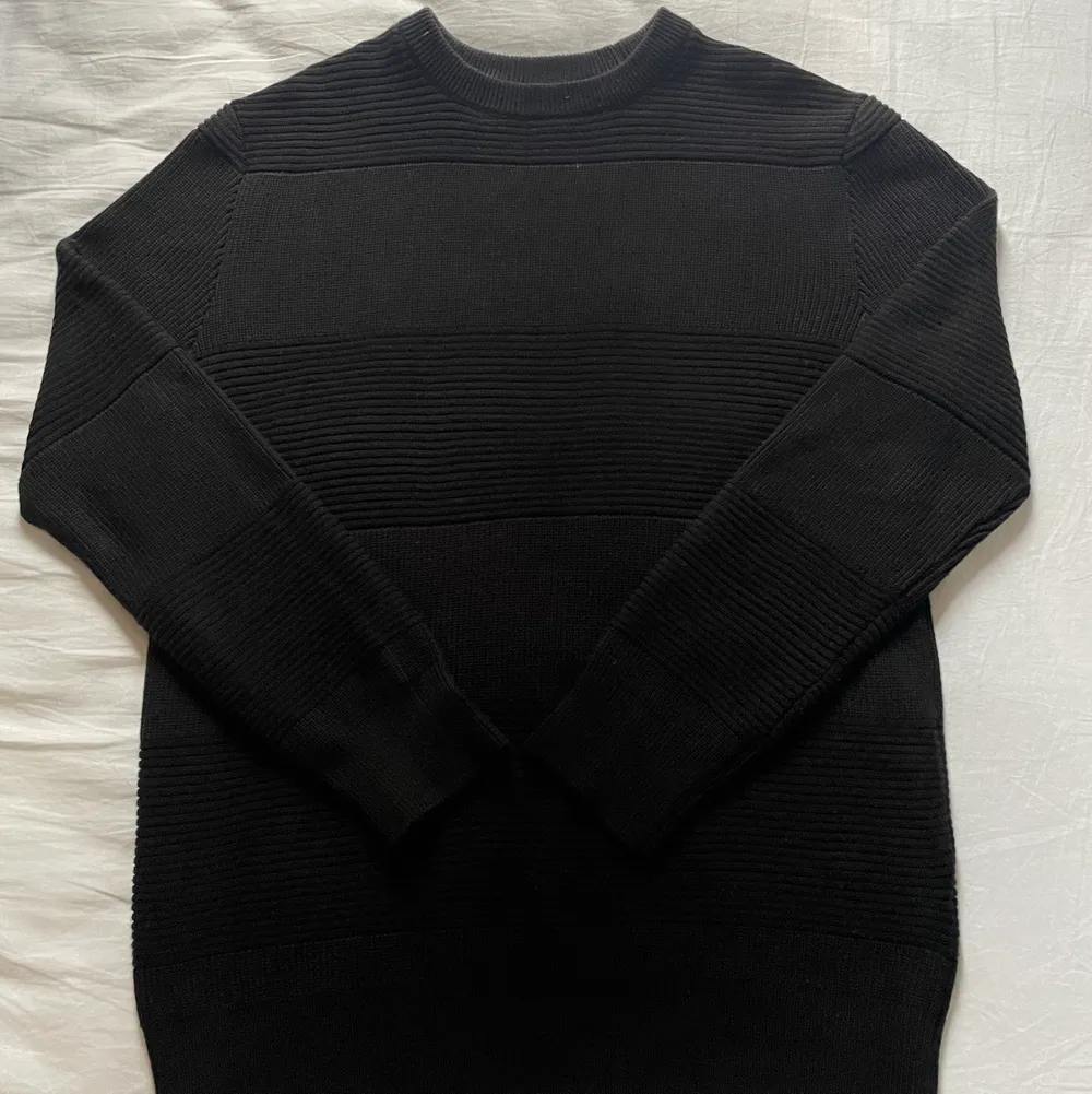 En jätte fin svart stickad tröja sweater från h&m som aldrig använts den är i topp skick. Storlek S men passar även storlek M. Hoodies.
