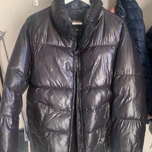 Monki Jacka - Säljer nu denna dunjacka som jag köpte förra hösten på Monki! Jackan är i väldigt bra skick och kommer inte till användning längre. Jackan är i Storlek XXS är men är lite oversize så passar mig som brukar ha S. Nypris för jackan var 700 💖🌸