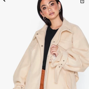 Kappa - Beige kappa från missguided. Använd ett fåtal gånger i storlek 34. Första bilden är lånad.