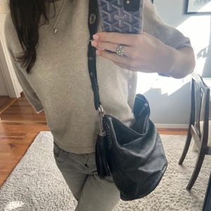 Michael Kors väska🖤 - Säljer min så fina stora Michael Kors väska som passar perfekt som skolväska eller liknande, knappt använd utan defekter och självklart äkta🖤 Dustbag medföljer, Skriv om du har fler frågor, buda från 2100kr☺️