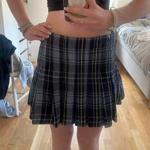 Fin rutig kjol från weekday i storlek 34 (xs). Bra skick