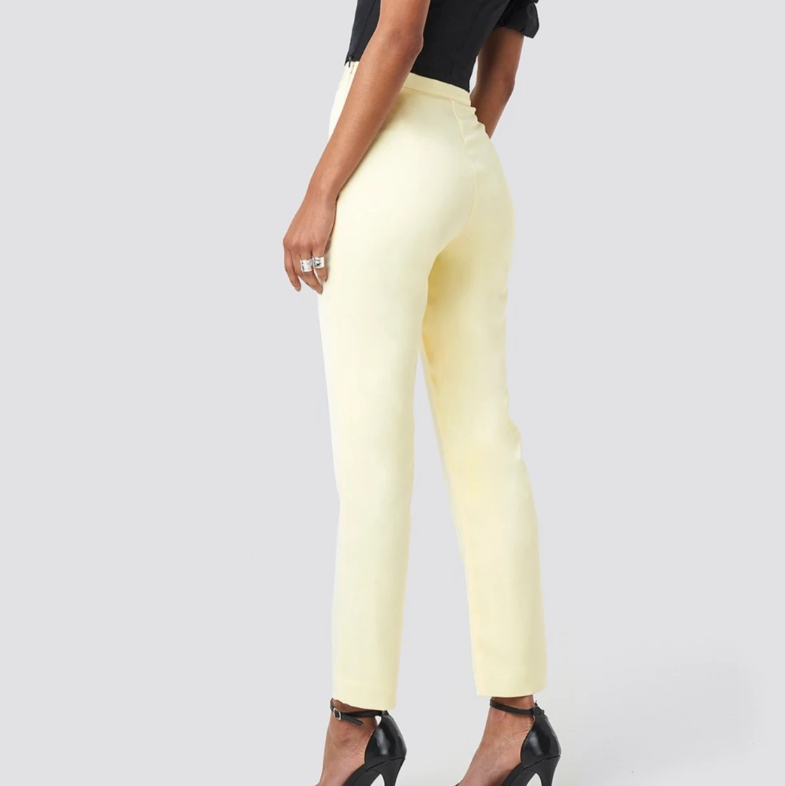 Ljusgula satinbyxor - 91