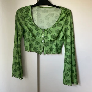 Grön mesh topp - Grön mesh topp med blommor, frakten är inräknat i priset✨