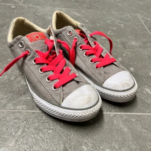 Converse - Säljer dessa ascoola converse! Skorna är köpta i usa och är limited edition! Använda fåtals gånger. 400kr eller bud. Skriv privat vid frågor eller köp!