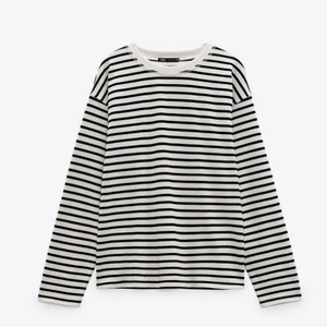 Randig tröja från Zara - Säljer denhär jätte fina randiga tröja från zara, knappt använd och i bra skick. Säljer för 100kr +frakt. Skriv för mer bilder. Tryck inte på köp utan skriv till mig först.