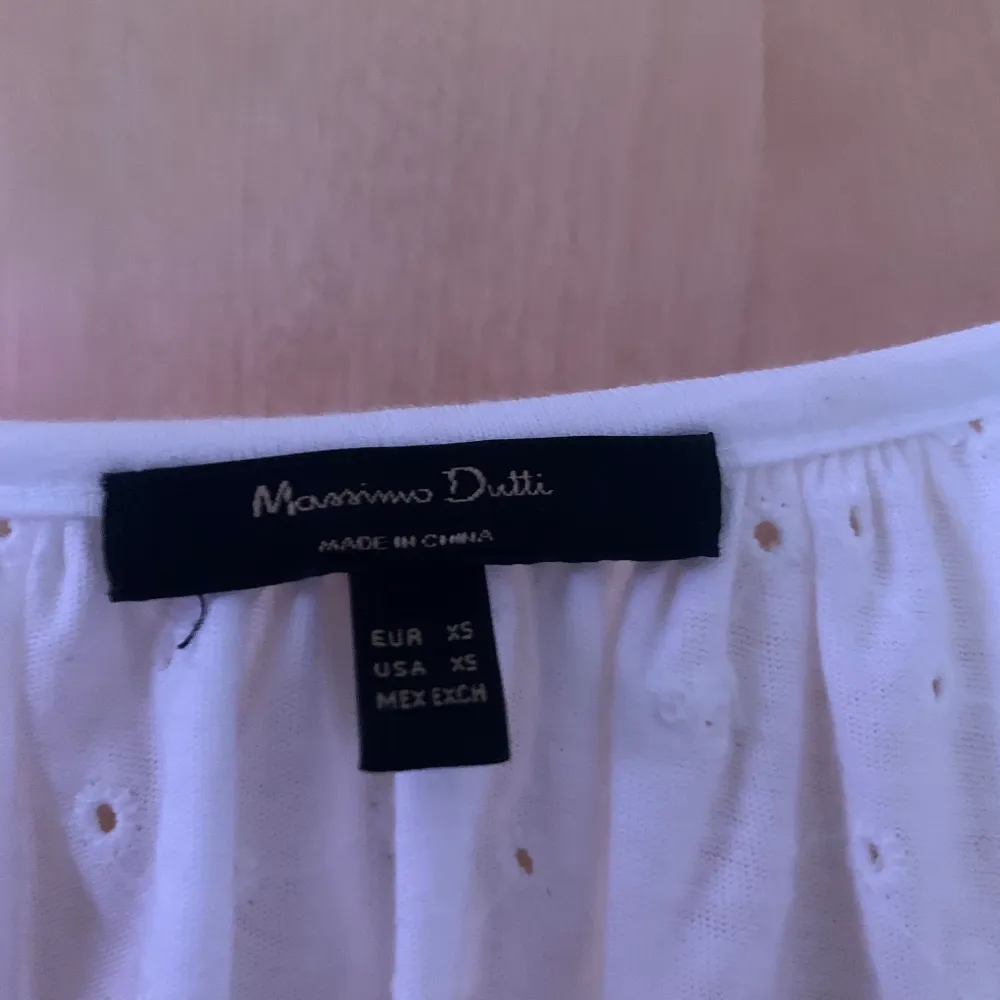 Säljer min superfina Massimo Dutti blus då den inte kommer till någon användning, använd fåtal gånger. . Blusar.