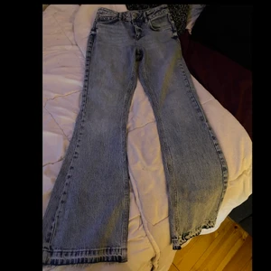 New Look bootcut jeans - Så snygga jeans med skitsnygg färg köpta på new look i England, använda en gång och säljer då de är för långa för mig🫶🏻 för mer info och bilder skriv privat💞( pris kan diskuteras vid snabb affär ) 