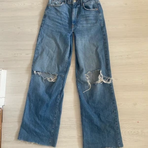 Low waist jeans  - Super fina low waist jeans som tyvärr är för små för mig. I storlek 36 men skulle senare säga att dom är mer som 34.  