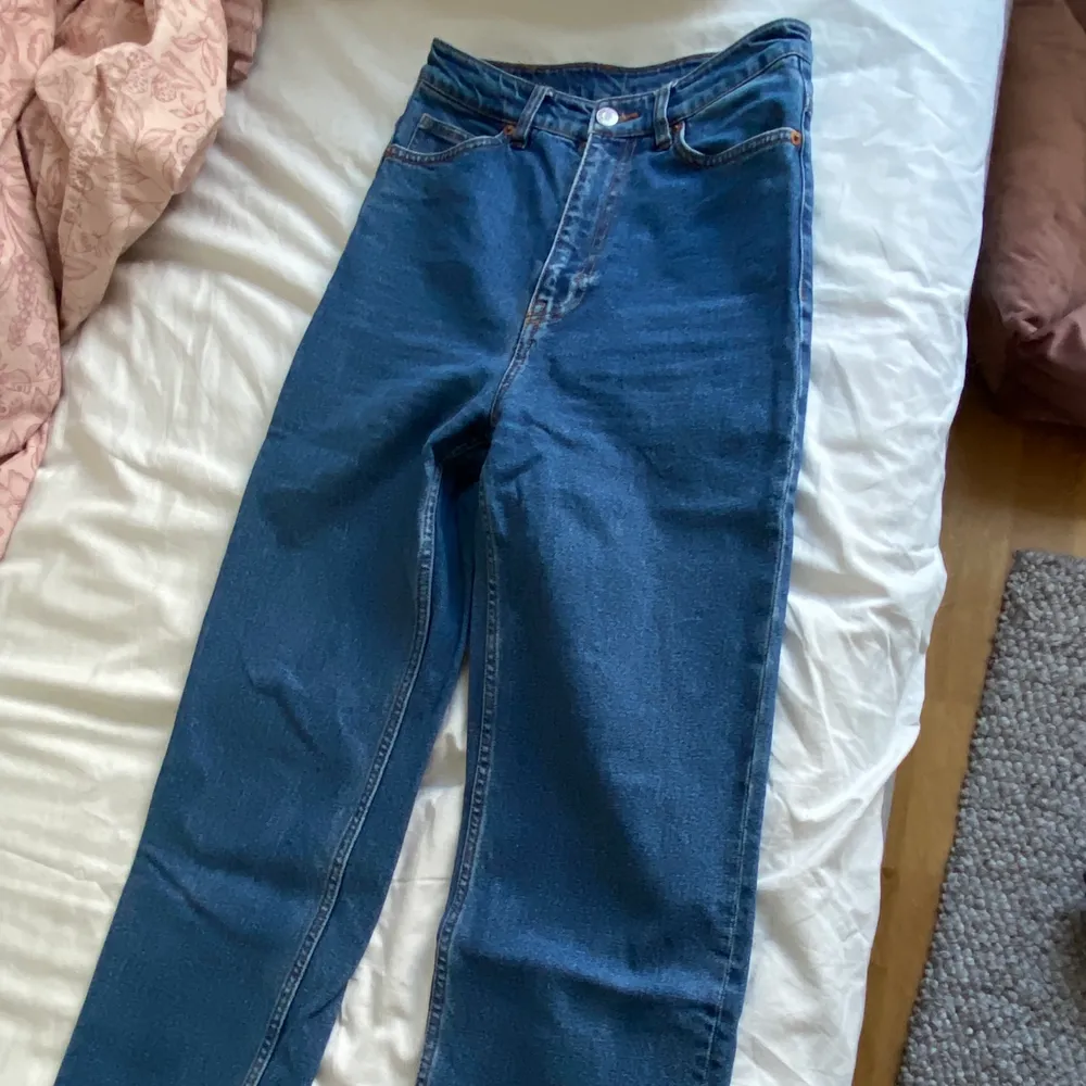 Mörkblåa jeans från Monki i superfint skick! Korta i modellen så passar dig som är 160 cm eller kortare, annars är dom ankellånga! Waist 25. Jeans & Byxor.