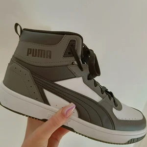 Puma rebound joy unisex  - Säljer mina Puma Rebound Joy på grund att jag använder aldrig de. De är i bra skick och jag köpte de för ca 1 månad sen 😇 skriv för frågor! ☺️