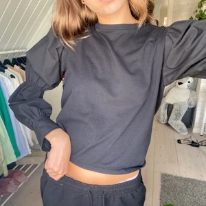 Långärmad topp - Söt långärmad topp med puffärmar. Lite kortare modell. Sällan använd, fint skick!! 🤝