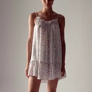 Säljer denna fina klänning från zara❤️❤️ Helt oanvänd med prislappar kvar❤️