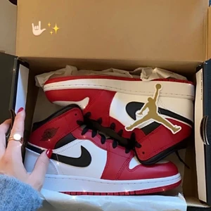 Air Jordan 1 Mid Chicago - Helt oanvända Jordans i storlek 38🤍 För små för mig tyvärr