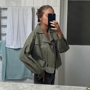 Zara jacka - Skitsnygg kort grön läderimitationjacka från zara! 