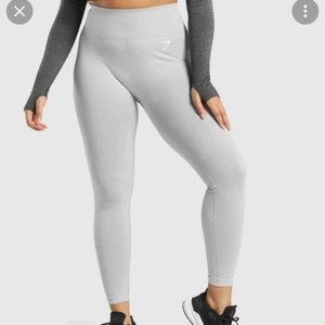 Gymshark Vital Seamless 2.0 Leggings - Träningstights från Gymshark (Gymshark Vital Seamless 2.0 Leggings - Light Grey Marl) Nästintill aldrig använda pga felköp, är egentligen en S. Skriv ifall fler bilder önskas! (NYPRIS: 549kr