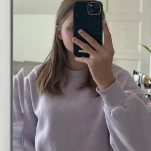 Lila sweatshirt 💜 - Säljer denna fina lila sweatshirt som köptes för ca 1 år sedan! Använts några gånger men är i fint skick! Den är i storlek xxs men sitter som en xs. Säljs för 50 + frakt