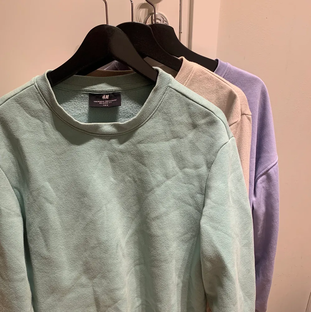 3 fräscha sweatshirts från hm i fint skick. Den gröna och beiga är i m och den lila är i s💖💋 Säljs pga garderobsrensning, Alla för 150 eller 60 kr st!. Tröjor & Koftor.