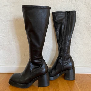 Svarta boots - Säljer mina supercoola boots från Vagabond, som tyvärr inte används för tillfället 💞 Endast använda 3 gånger så är i väldigt fint skick. Frakt tillkommer 
