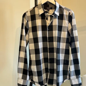 Svart/vit rutig skjorta - Skick: 9/10 Storlek: S slim fit Passar: S Orginalpris: 399kr  Tunnt luftigt material, i nyskick 