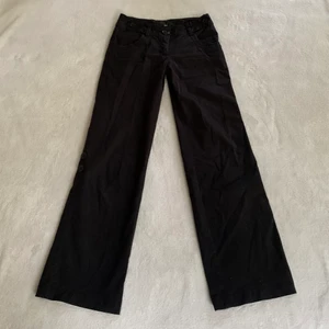 Cargobyxor - Lågmidjade raka/utsvängda cargopants, originellt från H&M! Jag är 173 cm, midjemåttet är 74 cm och innerbenslängden 80 cm 🤍