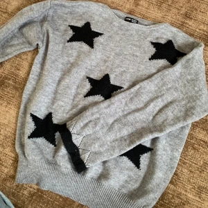 Stickad tröja - Har använt denna bara 1 gång och den är i helt nytt skick kan man ju få säga. Köpte den i storlek M eftersom jag ville ha den lite större. Så den passar xxs till M