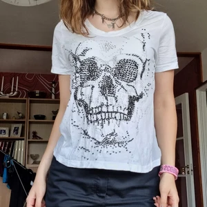 Dödskalle t-shirt - Säljer en ascool dödskalle t-shirt som är superskön! Materialet på ryggen är mesh så man ser liksom igenom (vilket jag tycker är riktigt nice) 💞 Värt att notera är att det inte är ett tryck på tröjan utan dödskallen är broderad på tröjan 💫