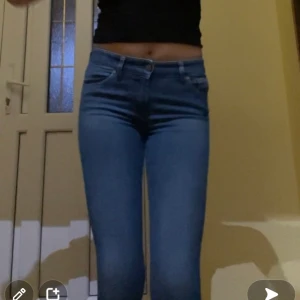 Diesel jeans  - Hej! Säljer dessa jeans i storlek xs/s från märket diesel som är köpt i affären salt. Säljer den eftersom att dom är lite för tajta för mig för att jag gått upp i vikt. Har haft dem i ca 1 år. För mer bilder skorv till mig. 😊 Köpta för 500 kr. 