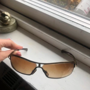 Solglasögon - Dessa fina solglasögona som passar riktigt bra med y2k stilen. Inte använd så mycket för att jag har så många solglasögon så behövde göra mig av med ett par. Skriv till mig om du har frågor