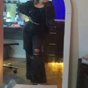 Svart gråa jeans storlek 42 - Gråsvarta vida jeans med slitningar på knäna. Användbar men bra skick. Köpare står för frakt 150+frakt  