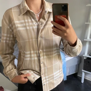 Beige Skjorta  - Skönt material, lite mjukare. Väldigt fint skick, knappt använd🤩