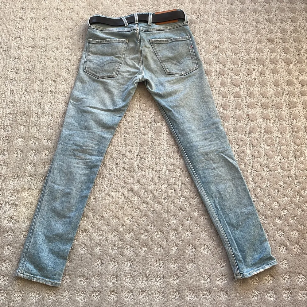 REPLAY jeans i modellen anbass som är i ganska bra skick. De är 27 i midjebredd och 30 i längd. Svart bälte från REPLAY ingår också. Bältet är universallängd och går att justera lätt.  Skulle kunna tänka mig att gå ner i pris vid kontakt.. Jeans & Byxor.