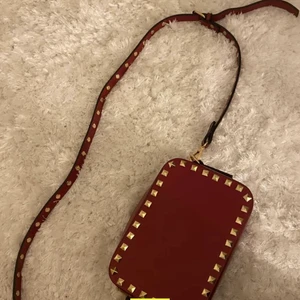 Väska - Intressekoll på denhär Valentino liknande väskan❤️ lånade bilder!