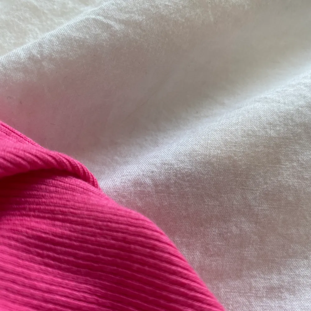 Rosa linne från Zara i strl S. Säljes pga att den inte kommer till användning. Säljes för 30kr. Köparen står för frakten. Toppar.