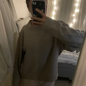 Stickad tröja  - Jätteskön stickad tröja. Säljer pga att jag har två likadana! 